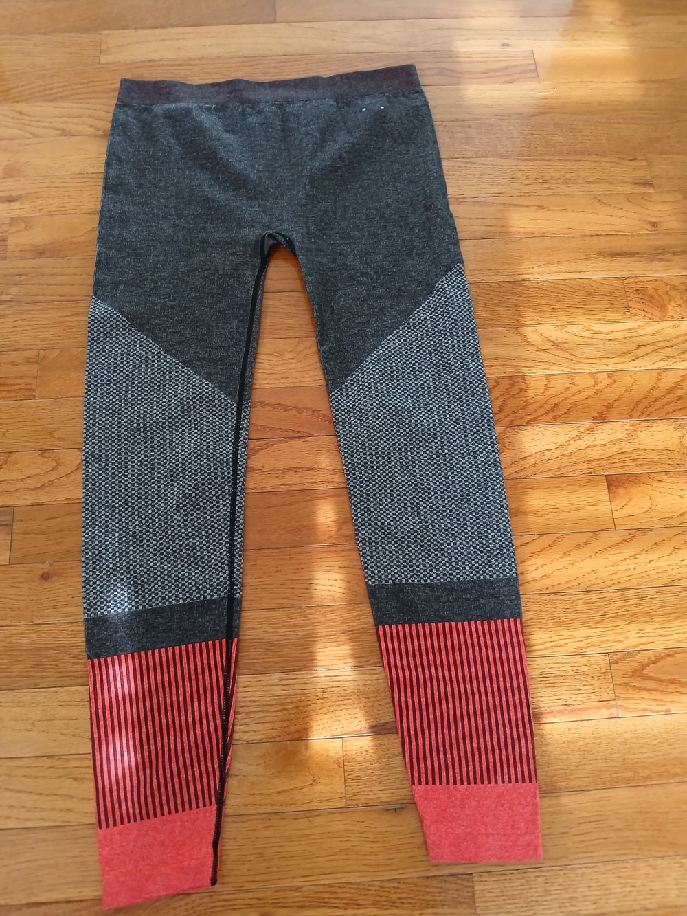 GAP Women Gray Knit Leggings with Red Cuff Accents